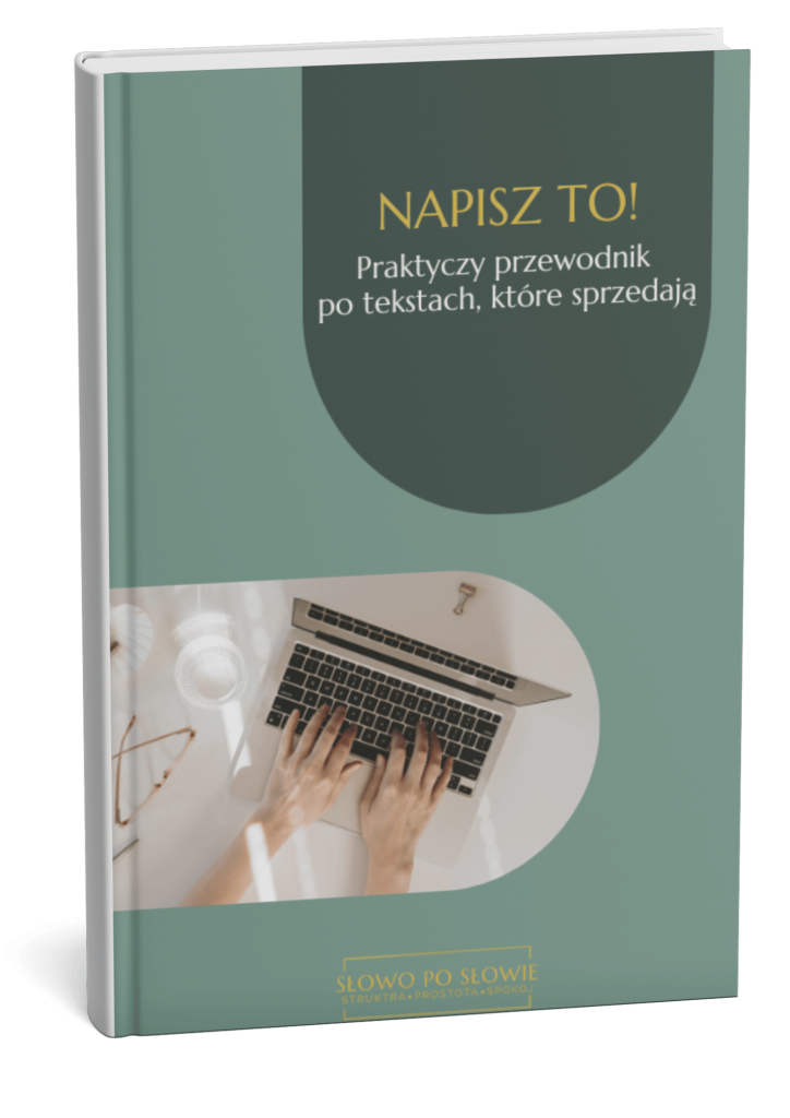 Wizualizacja e-booka "Napisz to! Praktyczny przewodnik po tekstach, które sprzedają" wydanego przez Słowo po Słowie. 3D mock-up twardej oprawy w kolorze głębokiej zieleni ze zdjęciem dłoni piszących na laptopie w łukowatym wycięciu.