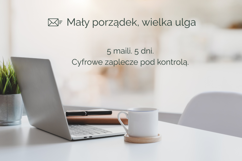 Jasne, uporządkowane biurko z laptopem i kawą - start do cyfrowego zaplecza marki osobistej.