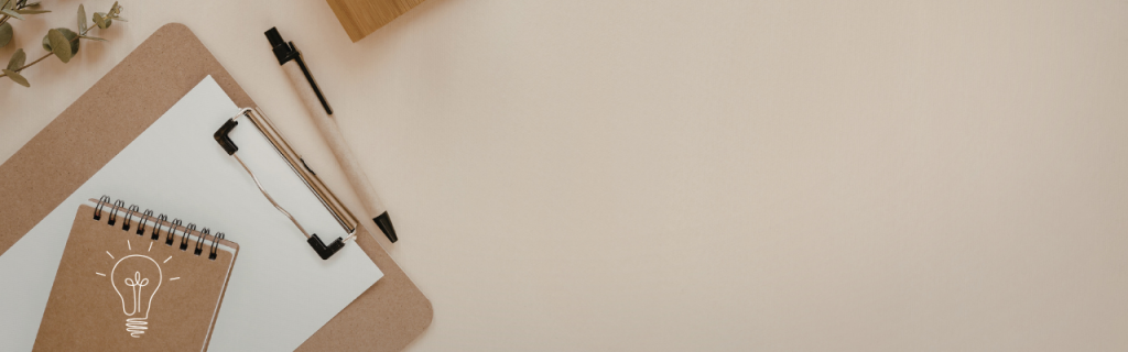 Minimalistyczne biurko z notesem, długopisem symbolizujące pigułkę wiedzy
