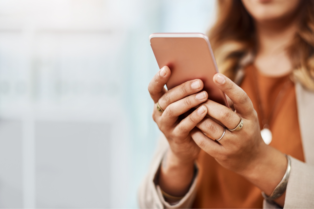 Dłonie trzymające telefon z ekranem — sprawdzanie powiadomienia po zakupie